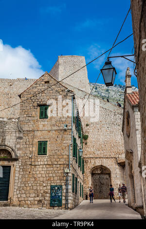 DUBROVNIK, KROATIEN - April, 2018: die Menschen zu Fuß auf den schönen Gassen, das in der ummauerten Altstadt von Dubrovnik Stockfoto