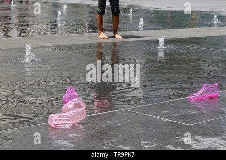 Philadelphia, PA, USA - 31. Mai 2019: jelly rosa Schuhe legen durch den Brunnen in Dilworth Park auf einen späten Frühling Tag verworfen. Stockfoto