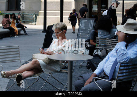 Philadelphia, PA, USA - 31. Mai 2019: Szenen von Menschen entspannen in Dilworth Park auf einen späten Frühling Tag. Stockfoto