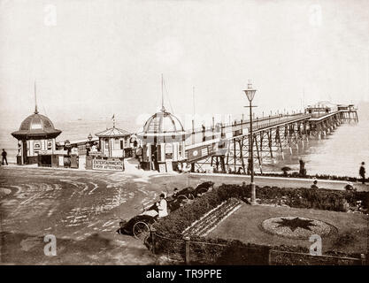 Das 19. Jahrhundert Eastbourne Pleasure Pier in East Sussex, an der Südküste von England. Rund 300 Meter (1000 ft) langen, es wurde von Herrn Edward Cavendish am 13. Juni 1870 geöffnet, obwohl es eigentlich nicht erst zwei Jahre später fertiggestellt wurde. Am Neujahrstag 1877 Die landwärtigen Hälfte wurde entfernt in einem Sturm fegte. Es wurde umgebaut, auf einer höheren Ebene, die Schaffung eines Drop gegen Ende der Pier. Die Anlegestelle ist wirksam auf Stelzen, in Tassen auf dem Meer Rest-Bett, die ganze Struktur im rauen Wetter zu bewegen. Stockfoto