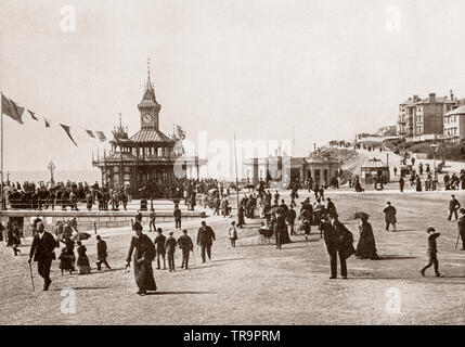 Jahrhundert Blick auf den Pier in Bournemouth, einem Küstenort Stadt dann in Hampshire, jetzt in Dorset, an der Südküste von England. Bevor es in 1810 von Lewis Tregonwell gegründet wurde, war das Gebiet eine einsame Heideflächen gelegentlich besucht, die von Fischern und Schmuggler. Zunächst als Kurort vermarktet, erhielt die Stadt einen Schub, wenn es in Augustus von Granville 1841 Buch erschien, die Thermen von England. Bournemouth beschleunigte sich das Wachstum mit der Ankunft der Eisenbahn, und es entwickelte sich eine Stadt in 1870. Stockfoto