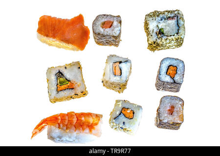 Mehrere sushi Rollen auf weißem Hintergrund. Satz von asiatische Lebensmittel. Ansicht von oben. Stockfoto