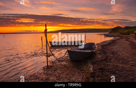 Osten Flotte, Dorset, Großbritannien. 31. Mai 2019. UK Wetter: Schöner Sonnenuntergang Farben über die Flotte Lagune am letzten Tag des Frühlings. Credit: Celia McMahon/Alamy Leben Nachrichten. Stockfoto