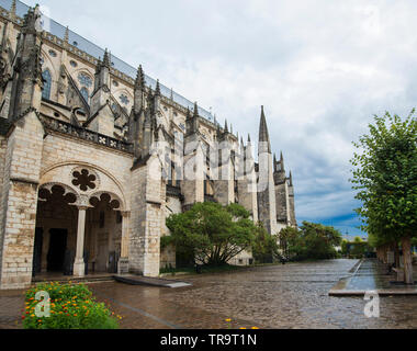 Kathedrale von Bourges ist eine römisch-katholische Kirche in Bourges, Frankreich. Es ist im gotischen und romanischen Stil. Stockfoto