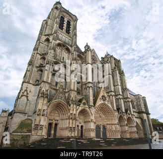 Kathedrale von Bourges ist eine römisch-katholische Kirche in Bourges, Frankreich. Es ist im gotischen und romanischen Stil. Stockfoto