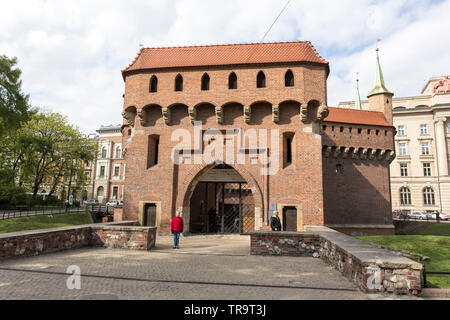 Krakau, Polen - 24 April 2017: Krakau barbican ist ein barbican befestigten Vorposten einmal an der Stadtmauer verbunden Stockfoto