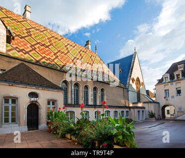 Der Hospices de Beaune ist eine ehemalige gemeinnützige Armenhaus in Beaune, Frankreich. Es wurde im Jahre 1443 von Nicolas Rolin gegründet als Krankenhaus für die Armen. Stockfoto