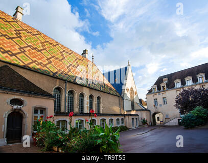 Der Hospices de Beaune ist eine ehemalige gemeinnützige Armenhaus in Beaune, Frankreich. Es wurde im Jahre 1443 von Nicolas Rolin gegründet als Krankenhaus für die Armen. Stockfoto