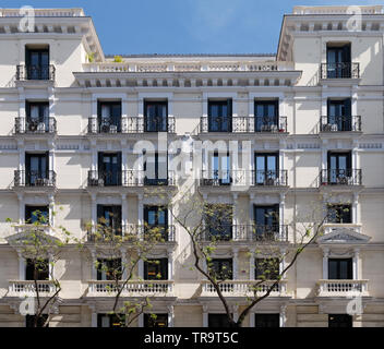 Schöne Fassade aus weißem traditionellen europäischen Stil eingerichteten Apartments in Madrid, Spanien Stockfoto
