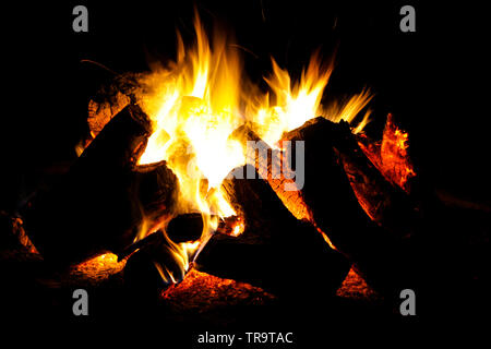 Nacht - verbrannte sehr gut brennendes Feuer camp Stockfoto