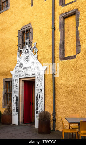 Seite Eingang zum Museum der Ednburgh im 16. Jahrhundert Huntly Haus in der CANONGATE von Edinburgh, Schottland, Großbritannien Stockfoto