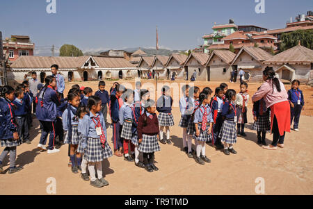 Schüler in der Schule uniform Montage aus Gründen der Samata Bambus Schule, Bhaktapur, Tal von Kathmandu, Nepal Stockfoto
