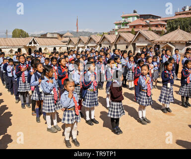Schüler in der Schule uniform Montage aus Gründen der Samata Bambus Schule, Bhaktapur, Tal von Kathmandu, Nepal Stockfoto
