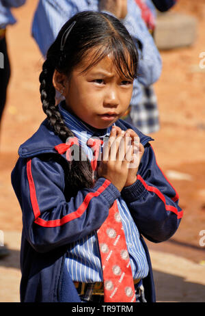 Porträt der jungen Mädchen in Schuluniform auf samata Bambus Schule, Bhaktapur, Tal von Kathmandu, Nepal Stockfoto