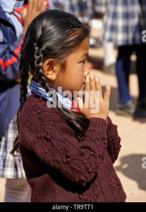 Porträt der jungen Mädchen in Schuluniform auf samata Bambus Schule, Bhaktapur, Tal von Kathmandu, Nepal Stockfoto