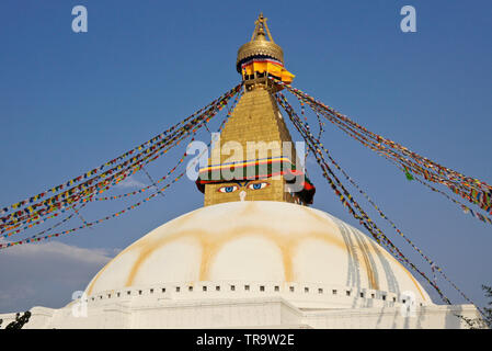 Boudhanath tibetisch-buddhistischen Stupa mit bunten Gebetsfahnen fliegen, Kathmandu, Nepal Stockfoto