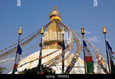 Boudhanath tibetisch-buddhistischen Stupa mit bunten Gebetsfahnen fliegen, Kathmandu, Nepal Stockfoto