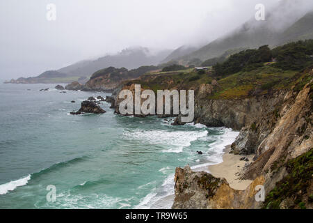 Big Sur Kosten an einem nebligen Tag, Landstraße 1, Kalifornien. Stockfoto