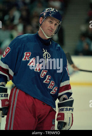 Wayne Gretzky mit den New York Rangers in Aktion gegen die Florida Panthers im Miami Arena um 1997. Stockfoto