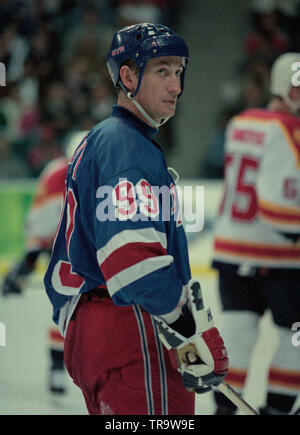 Wayne Gretzky mit den New York Rangers in Aktion gegen die Florida Panthers im Miami Arena um 1997. Stockfoto