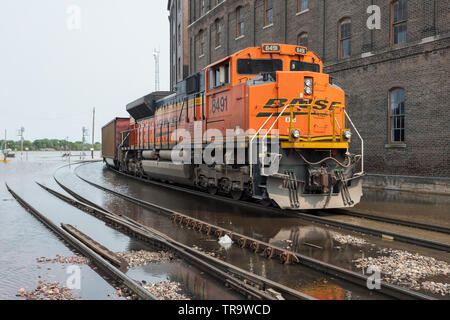 Burlington, Iowa, USA. 31. Mai, 2019. Ein BNSF Kohlenzug durch die 3. höchste Mississippi überschwemmung in Burlington, Iowa, USA. Alle drei der höchsten aufgezeichneten Überschwemmungen haben in den letzten 26 Jahren aufgetreten. Credit: Keith Turrill/Alamy leben Nachrichten Stockfoto