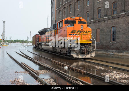 Burlington, Iowa, USA. 31. Mai, 2019. Ein BNSF Kohlenzug durch die 3. höchste Mississippi überschwemmung in Burlington, Iowa, USA. Alle drei der höchsten aufgezeichneten Überschwemmungen haben in den letzten 26 Jahren aufgetreten. Credit: Keith Turrill/Alamy leben Nachrichten Stockfoto