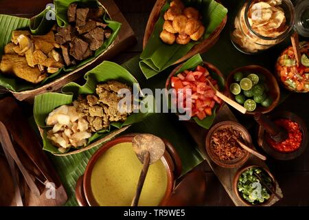 Soto Kuning Bogor. Traditionelle Rind- und Kokosmilch Suppe von Bogor, West Java. Das Essen wird in Buffetform station/Stall, bereit zu sein. Stockfoto