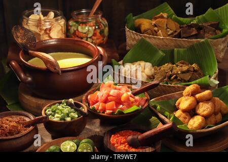 Soto Kuning Bogor. Traditionelle Rind- und Kokosmilch Suppe von Bogor, West Java. Das Essen wird in Buffetform station/Stall, bereit zu sein. Stockfoto