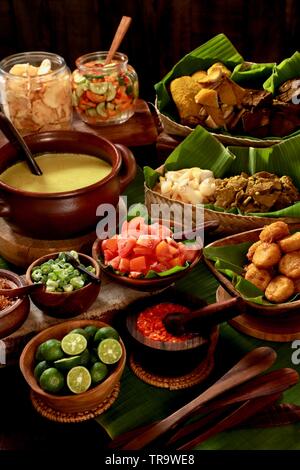 Soto Kuning Bogor. Traditionelle Rind- und Kokosmilch Suppe von Bogor, West Java. Das Essen wird in Buffetform station/Stall, bereit zu sein. Stockfoto