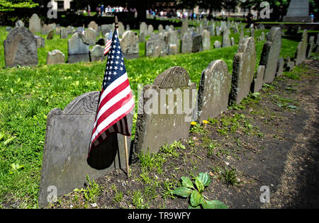 Historischen Getreidespeicher Friedhof und Paul Revere's Grab mit der amerikanischen Flagge am Memorial Day. Stockfoto