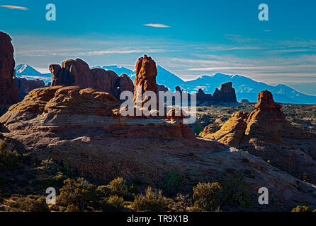 Sonnenuntergang mit Blick auf die schneebedeckten Berge im ARCHES NATIONAL PARK UTAH Stockfoto