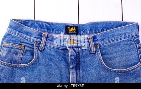 Chisinau, Republik Moldau am 17. Februar 2017: Nahaufnahme der Lee" auf der blauen Jeans. Lee Marke Jeans. Es ist ein amerikanischer Hersteller, im 1. Stockfoto
