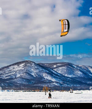 Kamtschatka, Russland - 11. März 2017: Winter sports Festival nowy Weg' in Kamtschatka. Winter kiten Wettbewerbe. Stockfoto