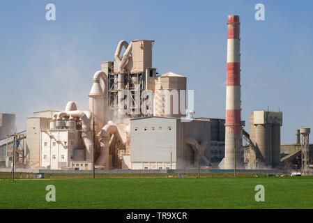 KRASNOSELSKY, BELARUS - April 30, 2019: industrielle Landschaft eines Gebäudes Pflanze an einem sonnigen Tag. Krasnoselsky verbinden Baumaterialien. Grodno Regio Stockfoto