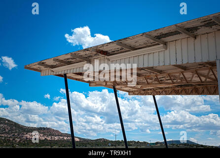 RETRO SERVICE STATION Überstand von ca. 1950 mit Wolken UND BERGE IN UTAH Stockfoto