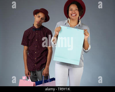 Lächelnde Frau und Mann traurig in den Theme Stockfoto