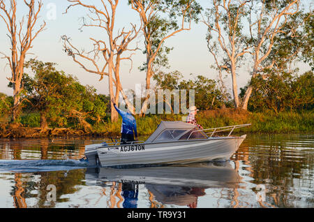 Zwei Männer in einem Boot, fischen im ersten Licht nach Barramundi, auf dem Yellow Water Billabong, Kakadu, Northern Territory, Australien Stockfoto