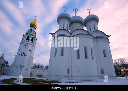 Saint Sophia Kathedrale mit einem Glockenturm auf dem Hintergrund einer März Sonnenuntergang. Vologda, Russland Stockfoto