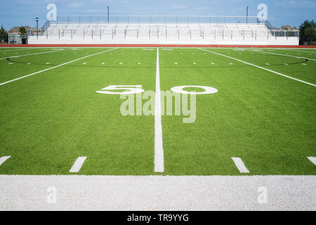 50 Yard-Linie auf leere American Football Field Stadion in Texas Stockfoto