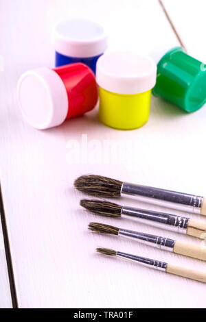 Pinsel und Farben für die Malerei auf weißem Hintergrund Stockfoto