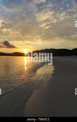Sonnenaufgang auf dem berühmten Whitehaven Beach auf Whitsunday Island in Queensland. Dieser Strand ist einer der bekanntesten in der Welt für sein klares Wasser, perf Stockfoto