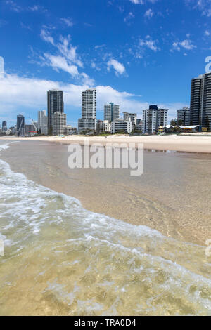 Surfers Paradise ist eine berühmte Sandstrand an der Gold Coast in Queensland Australien. Dieser Strand ist ein sehr beliebtes Reiseziel in Souther Stockfoto