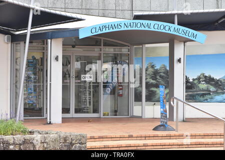 Details von Treppenhaus und überdachte Glastür Eingang mit Säulen der Nationalen Claphams Uhrenmuseum in Whangarei. Stockfoto