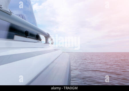 Seitenansicht Beschleunigung angeln Motorboot mit Tropfen Wasser. Blue Ocean Meer Wasser Welle Reflexionen mit schnellen Fischen Yacht. Motorboot im blauen Ozean Stockfoto