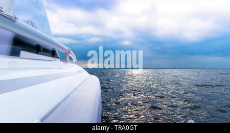 Seitenansicht Beschleunigung angeln Motorboot mit Tropfen Wasser. Blue Ocean Meer Wasser Welle Reflexionen mit schnellen Fischen Yacht. Motorboot im blauen Ozean Stockfoto