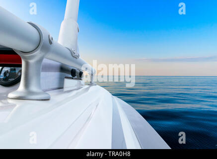 Seitenansicht Beschleunigung angeln Motorboot mit Tropfen Wasser. Blue Ocean Meer Wasser Welle Reflexionen mit schnellen Fischen Yacht. Motorboot im blauen Ozean Stockfoto