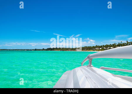 Seitenansicht Beschleunigung angeln Motorboot mit Tropfen Wasser. Blue Ocean Meer Wasser Welle Reflexionen mit schnellen Fischen Yacht. Motorboot im blauen Ozean Stockfoto