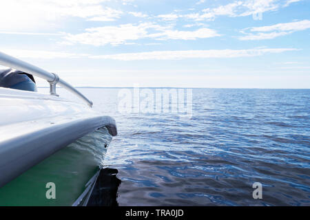 Seitenansicht Beschleunigung angeln Motorboot mit Tropfen Wasser. Blue Ocean Meer Wasser Welle Reflexionen mit schnellen Fischen Yacht. Motorboot im blauen Ozean Stockfoto