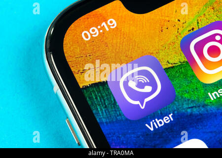 Helsinki, Finnland, 4. Mai 2019: viber Symbol auf Apple iPhone X Bildschirm des Smartphones. Viber App Symbol. Social media Symbol. Soziales Netzwerk Stockfoto