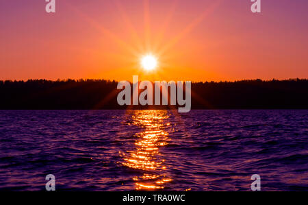 Sonnenuntergang Himmel Hintergrund. Dramatische gold Sonnenuntergang Himmel mit Abend Himmel Wolken über dem Meer. Atemberaubende Himmel Wolken in den Sonnenaufgang. Himmel Landschaft. Panorama Himmel Stockfoto